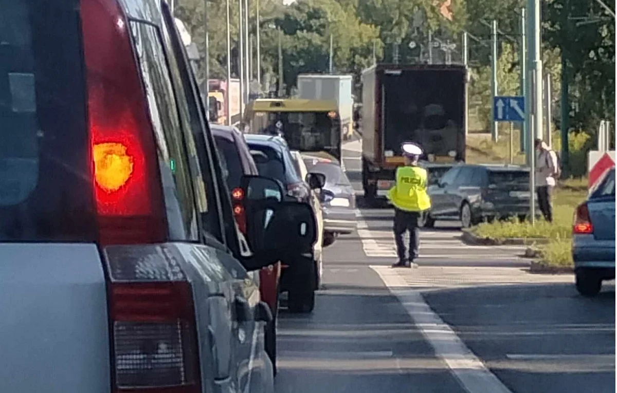 Zderzenie autobusu z samochodem przed wiaduktem nad DTŚ. Jedna osoba trafiła do szpitala