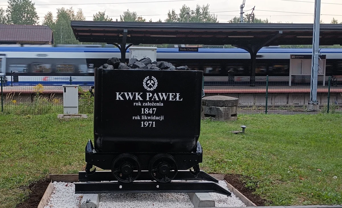 Kopalniany wagonik upamiętniający Kopalnię "Paweł" nową ozdobą Bibliogrodu 