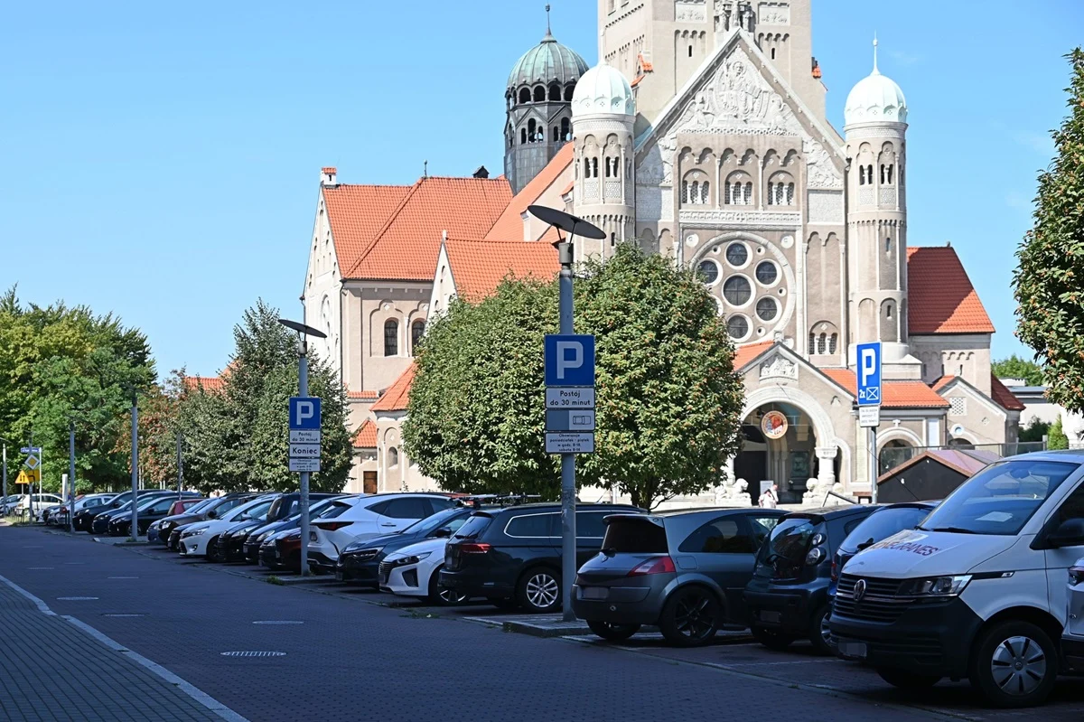 Nowe ograniczenia czasowe na parkingu przy placu Jana Pawła II w Nowym Bytomiu