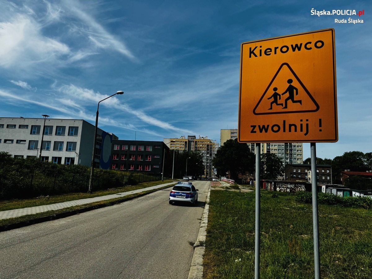 Policjanci lustrują drogi w rejonie szkół przed pierwszym dzwonkiem