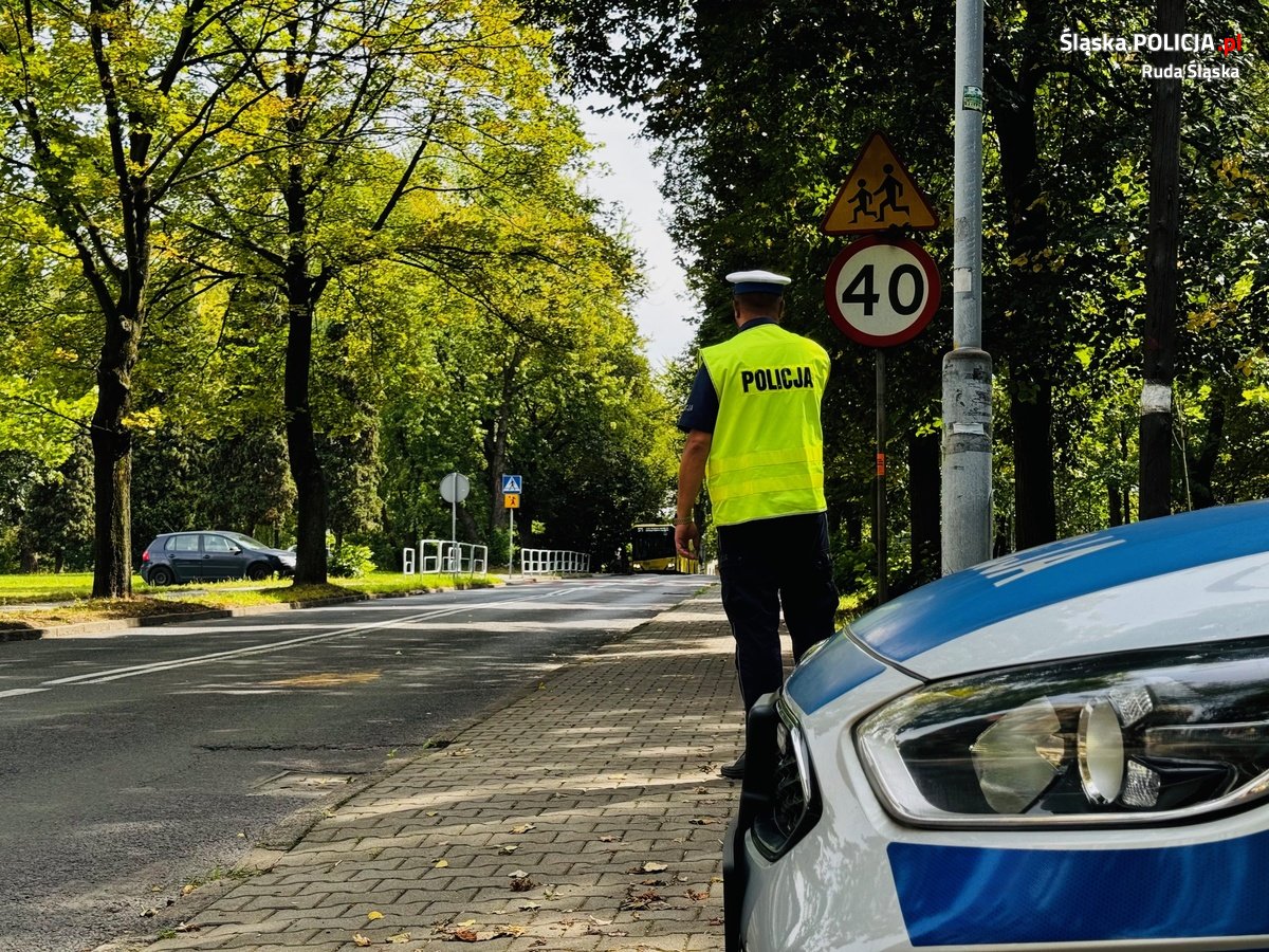 Policjanci lustrują drogi w rejonie szkół przed pierwszym dzwonkiem