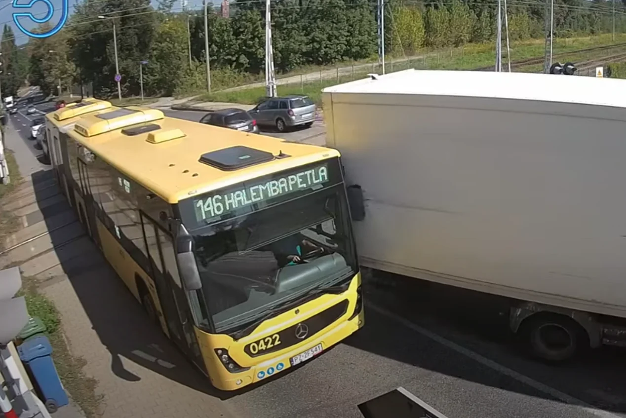 Kolizja na przejeździe kolejowym w Wirku. Ciężarówka uszkodziła lusterko autobusu