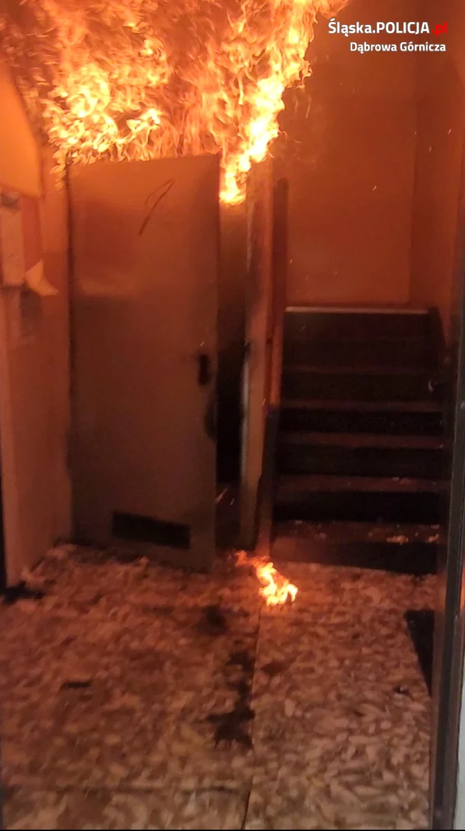 Bohaterska akcja dąbrowskich policjantów! Uratowali mężczyznę z płonącej kamienicy