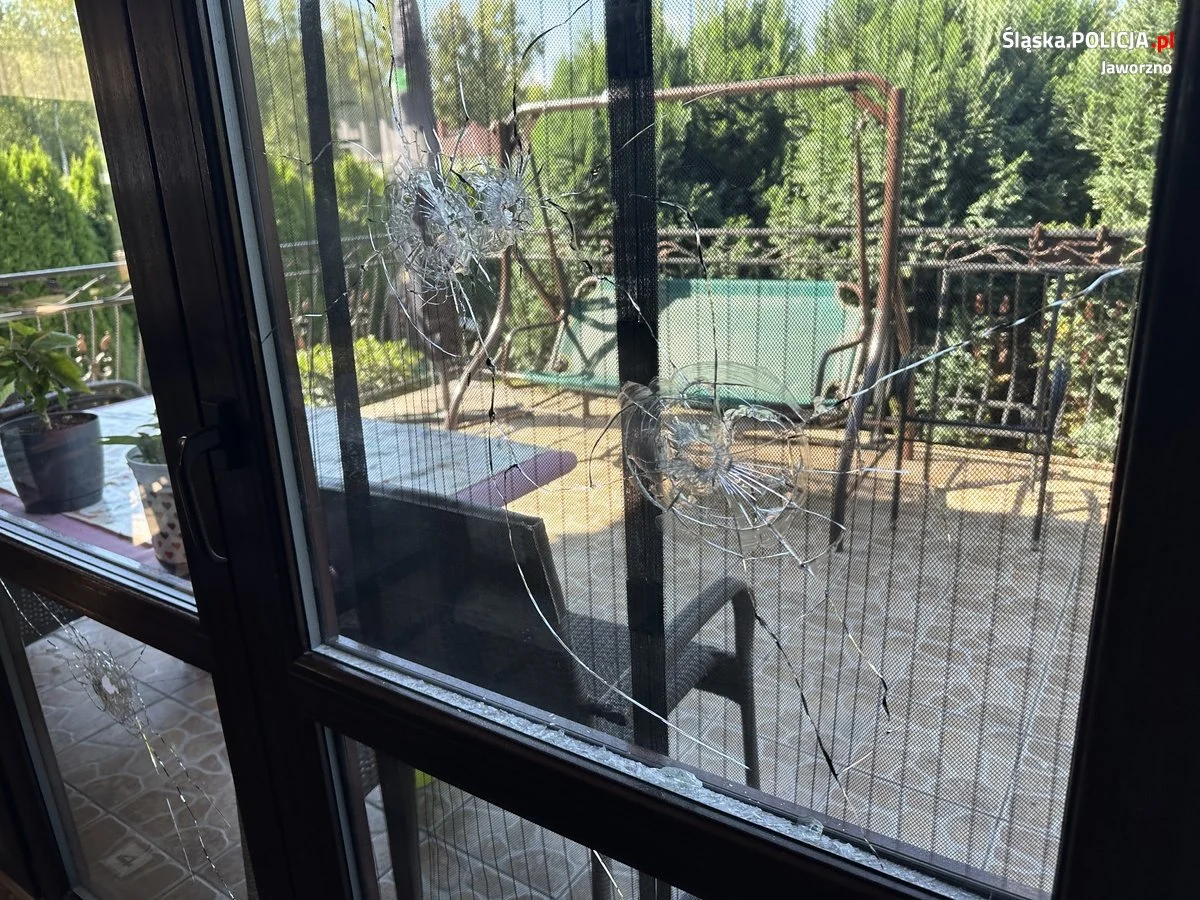 Groza w Jaworznie! Pijany 51-latek ostrzelał dom sąsiada