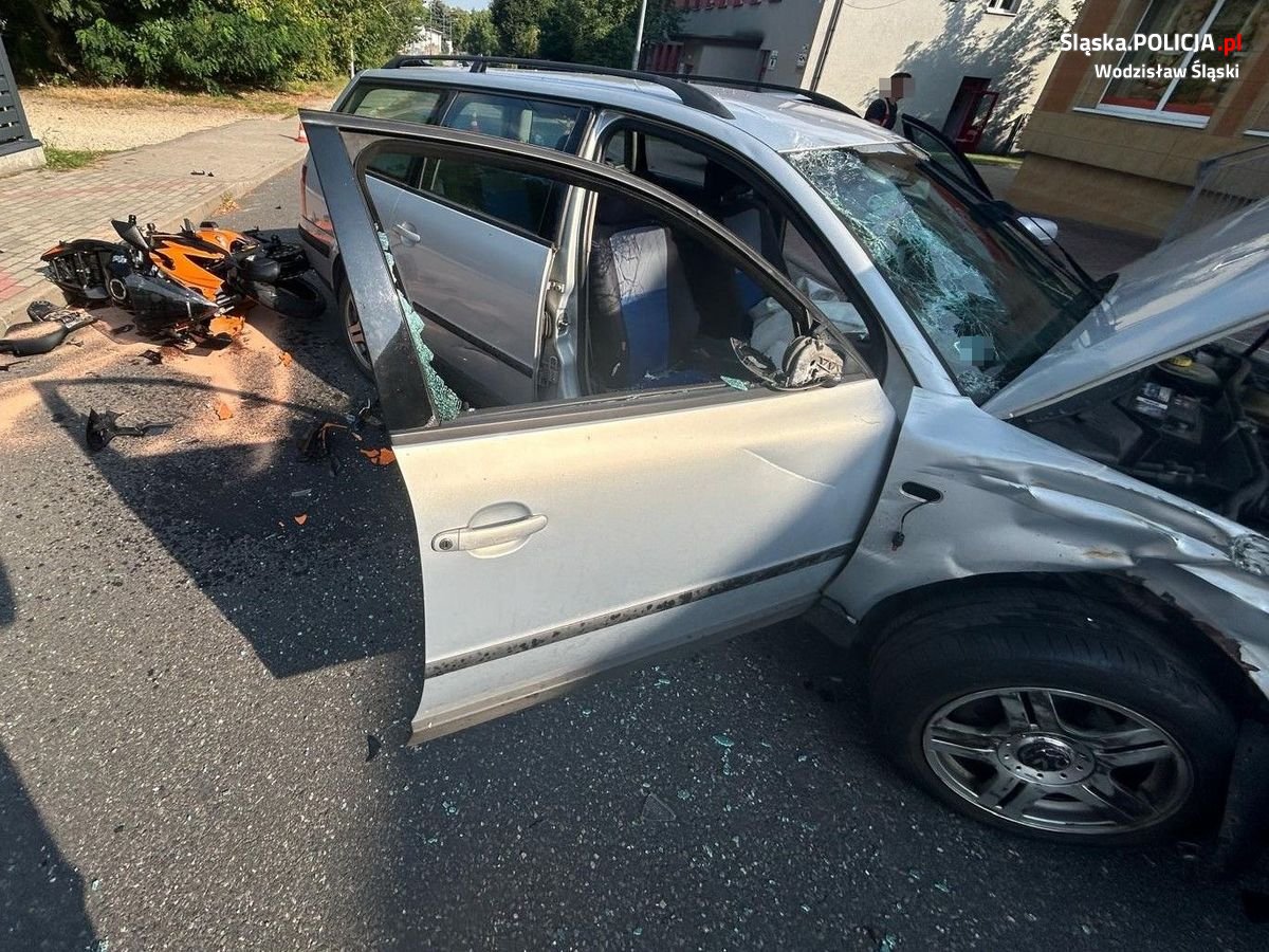 Zderzenie osobówki z motocyklem. Trzy osoby zostały ranne