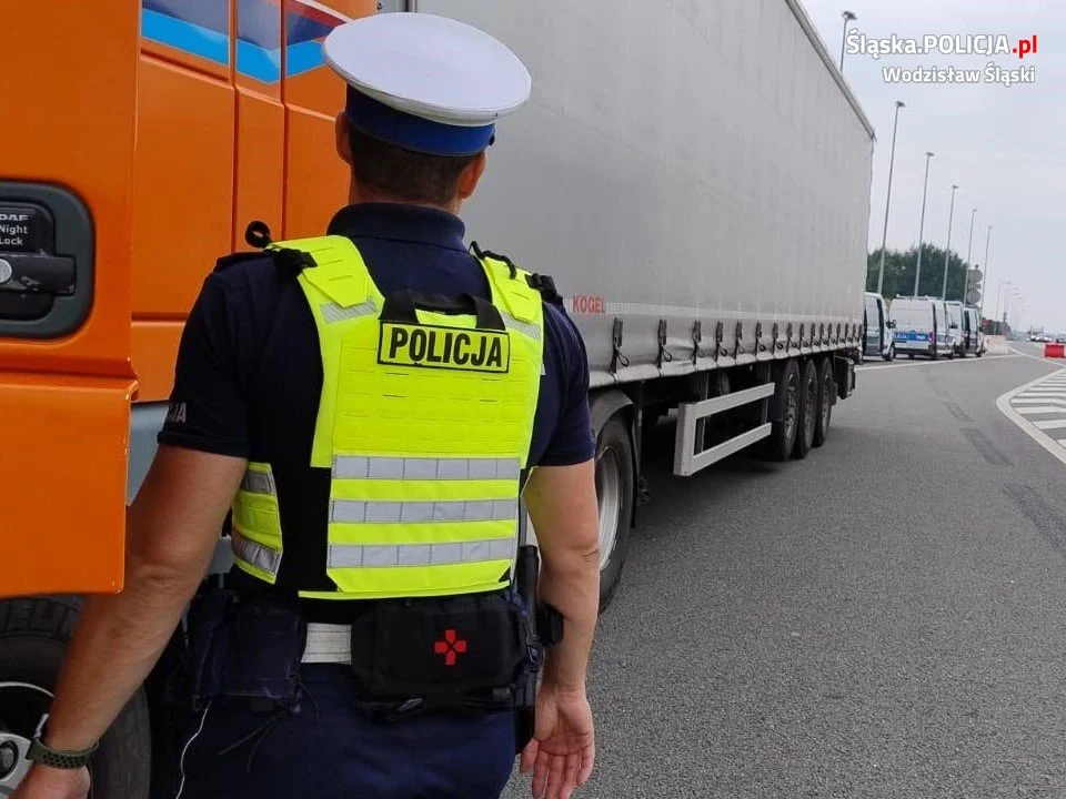 Mundurowi z drogówki kontrolowali pojazdy ciężarowe