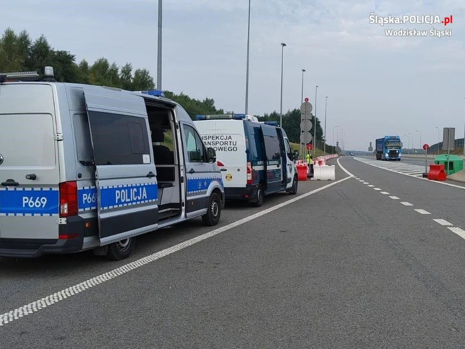 Mundurowi z drogówki kontrolowali pojazdy ciężarowe