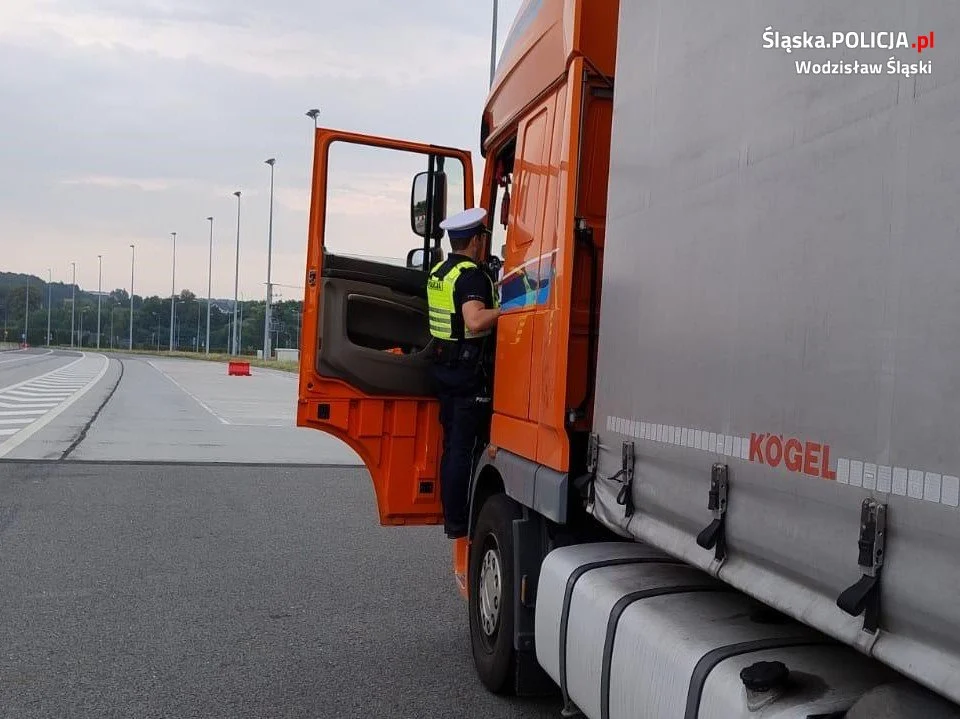 Mundurowi z drogówki kontrolowali pojazdy ciężarowe
