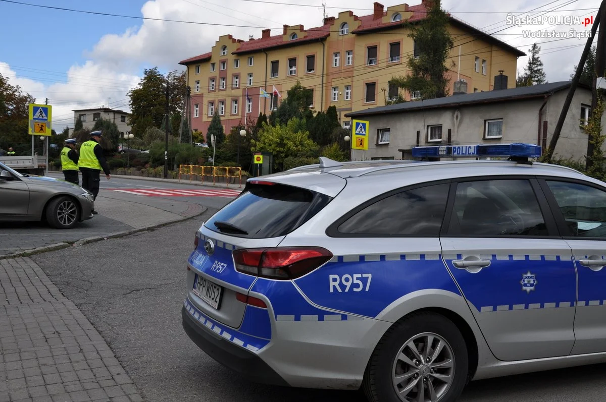Wodzisławscy policjanci kontrolują oznakowania w rejonie szkół