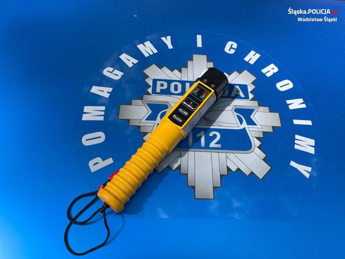 Policjant w czasie wolnym od służby zatrzymał pijanego kierowcę z dożywotnim zakazem