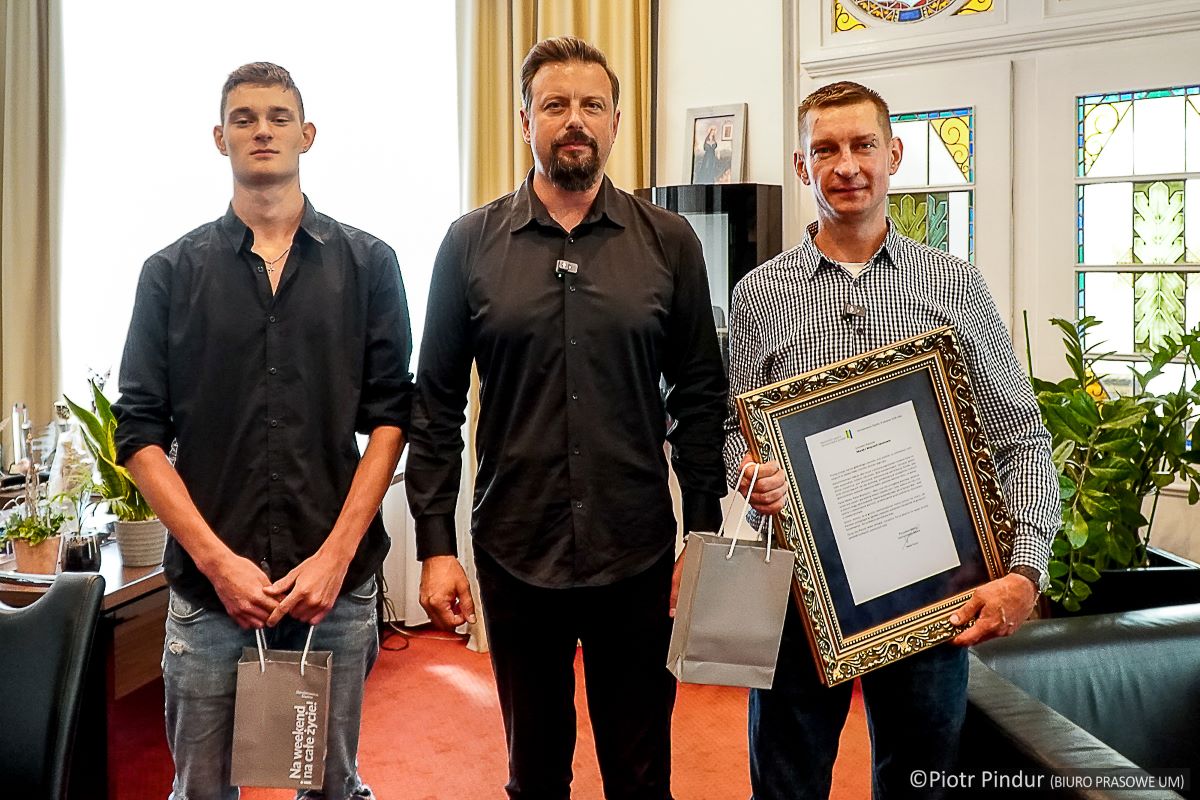 Siemianowiczanie ruszyli na pomoc topiącemu się 6-letniemu chłopcu i jego ojcu