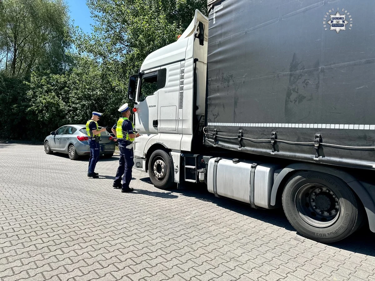 Zatrzymano dwóch kierujących ciężarówkami. Nie zachowali odpowiedniej odległości