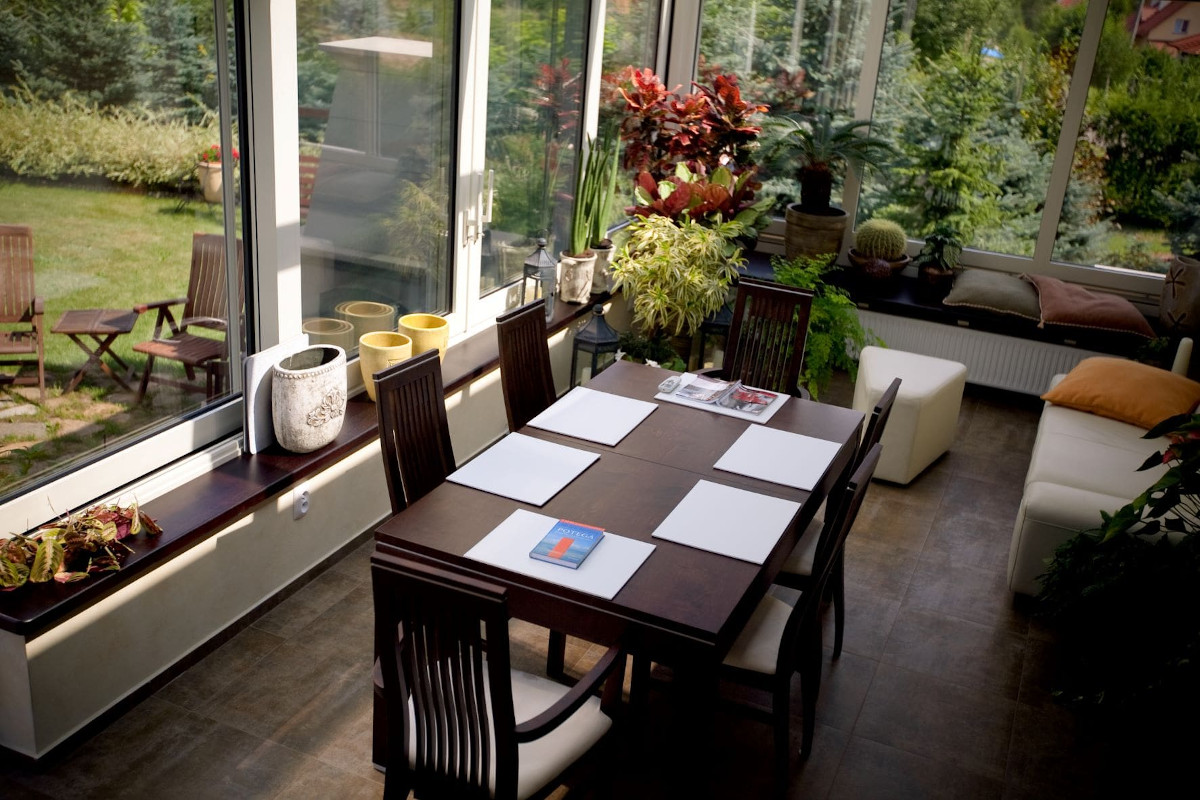 Ogród zimowy: Jak zaplanować i zrealizować marzenie o zielonej oazie przez cały rok?