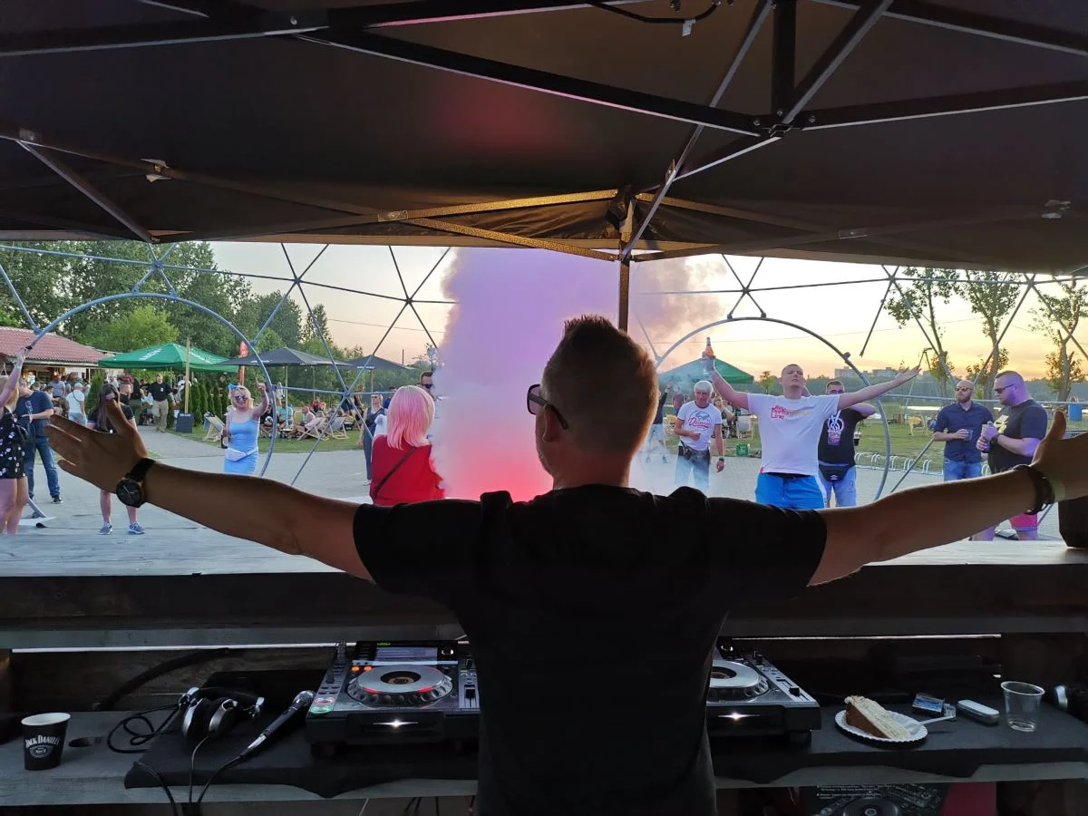 Astralne Piaski 2024: Przeżyj magiczny wieczór nad jeziorem Hubertus!