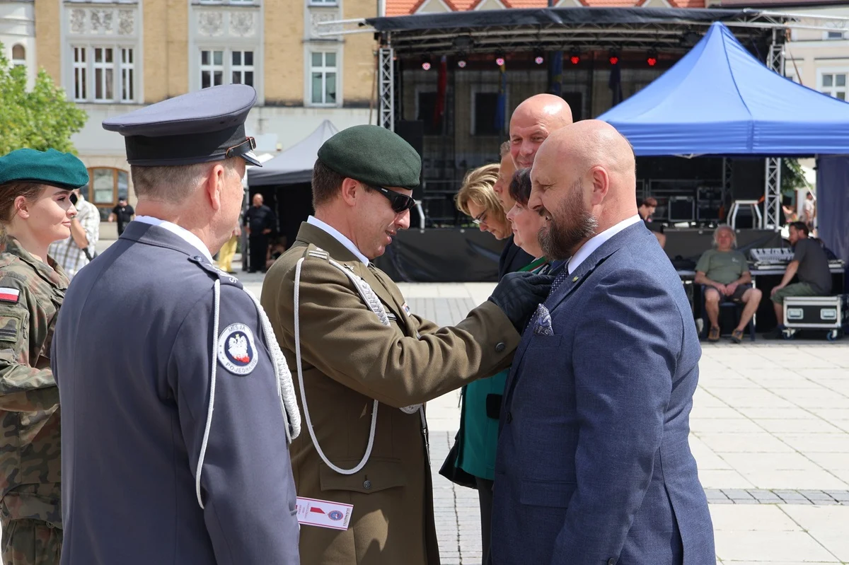 Burmistrz Orzesza, Mariusz Oleś, uhonorowany medalem za działalność patriotyczną