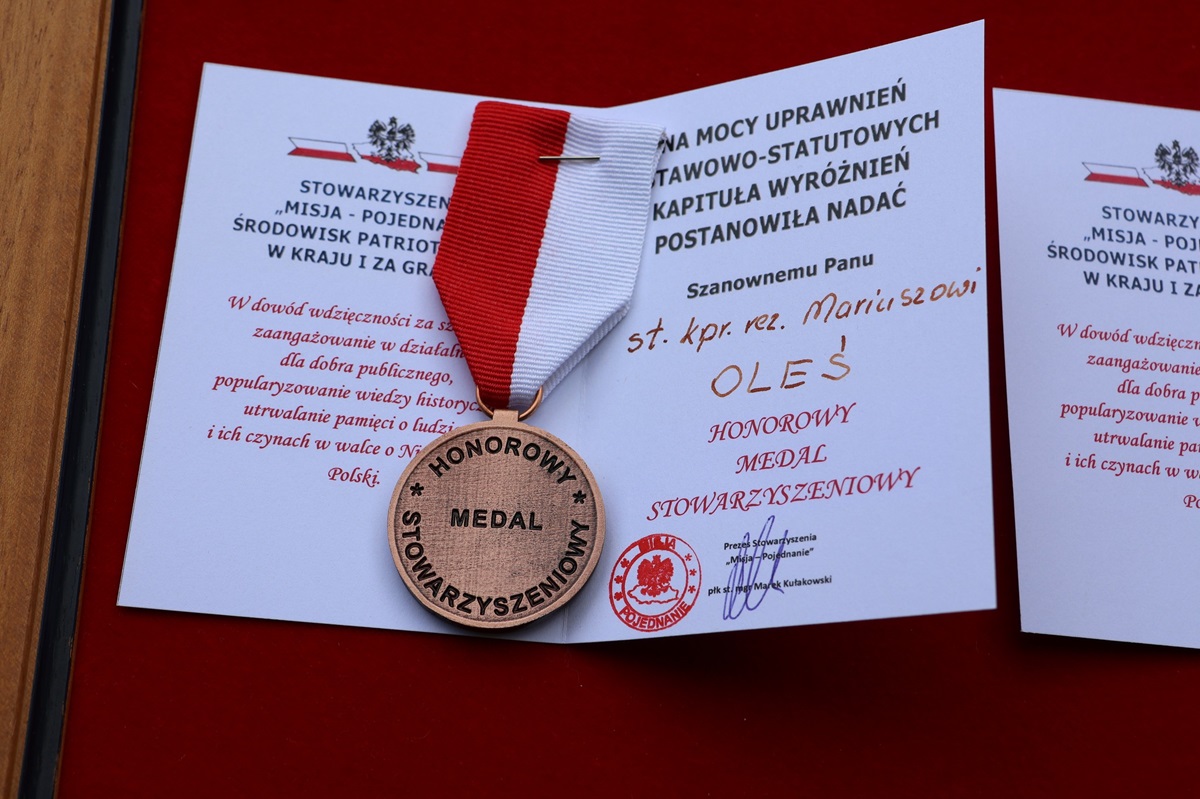 Burmistrz Orzesza, Mariusz Oleś, uhonorowany medalem za działalność patriotyczną