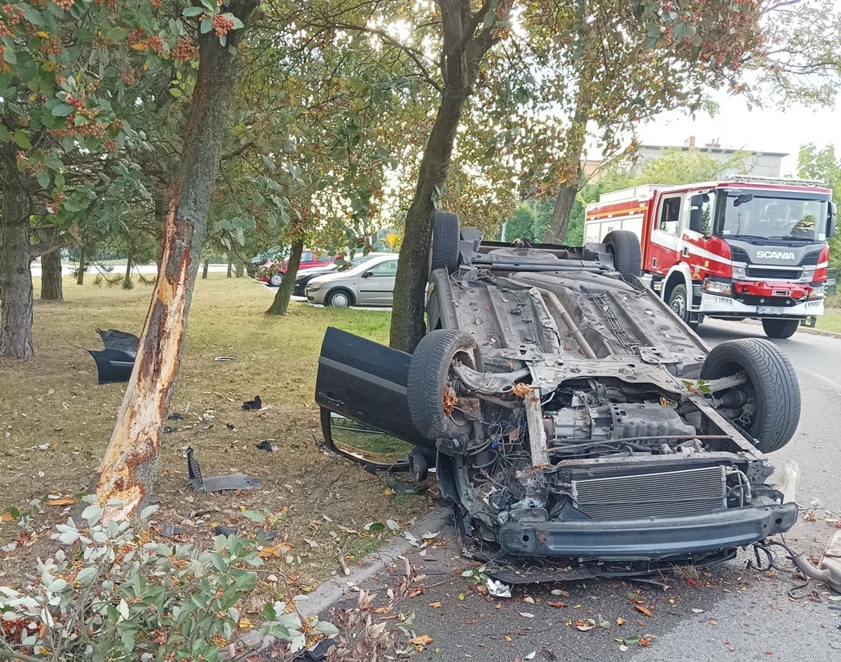 Dachowanie na ulicy Orzeskiej. Kierowca trafił do szpitala