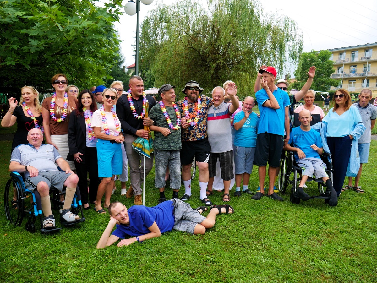 Mieszkańcy Domu Pomocy Społecznej w Orzeszu korzystają z nowej plaży