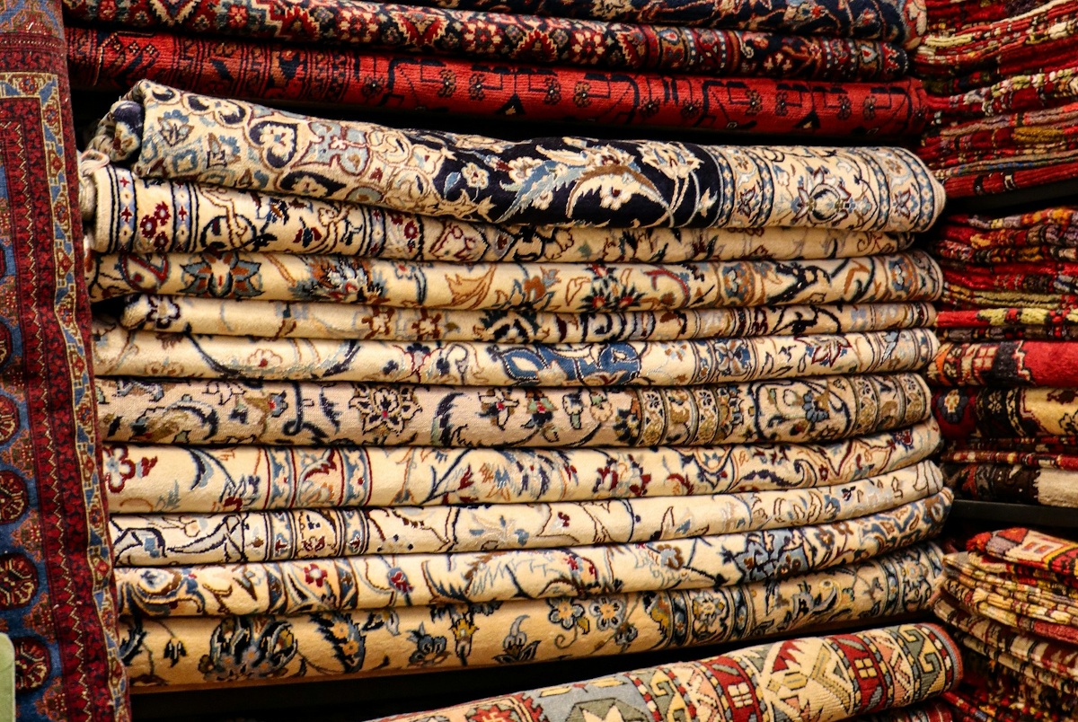 Co lepsze: sklep stacjonarny czy sklep online z dywanami?