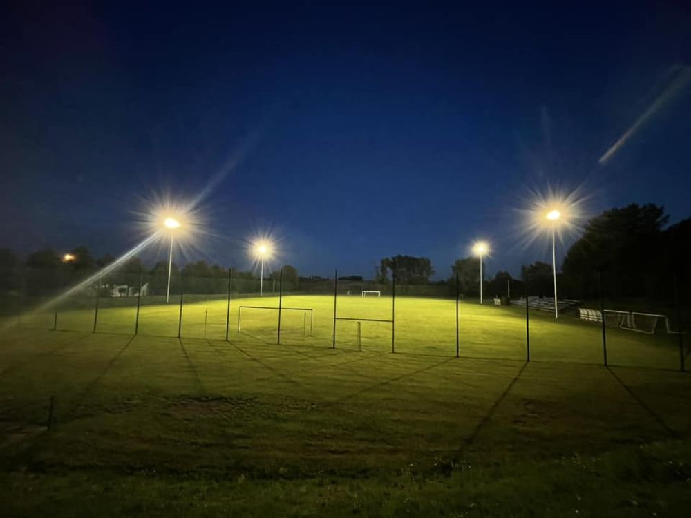 Boisko Orkanu Dąbrówka Wielka w końcu z kompleksowym oświetleniem