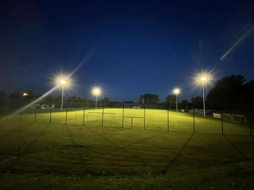 Boisko Orkanu Dąbrówka Wielka w końcu z kompleksowym oświetleniem