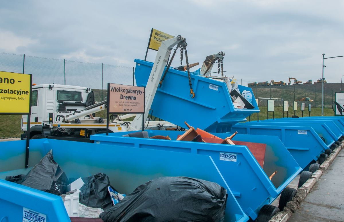 W pasie drogowym w pobliżu obwodnicy znaleziono odpady po remoncie