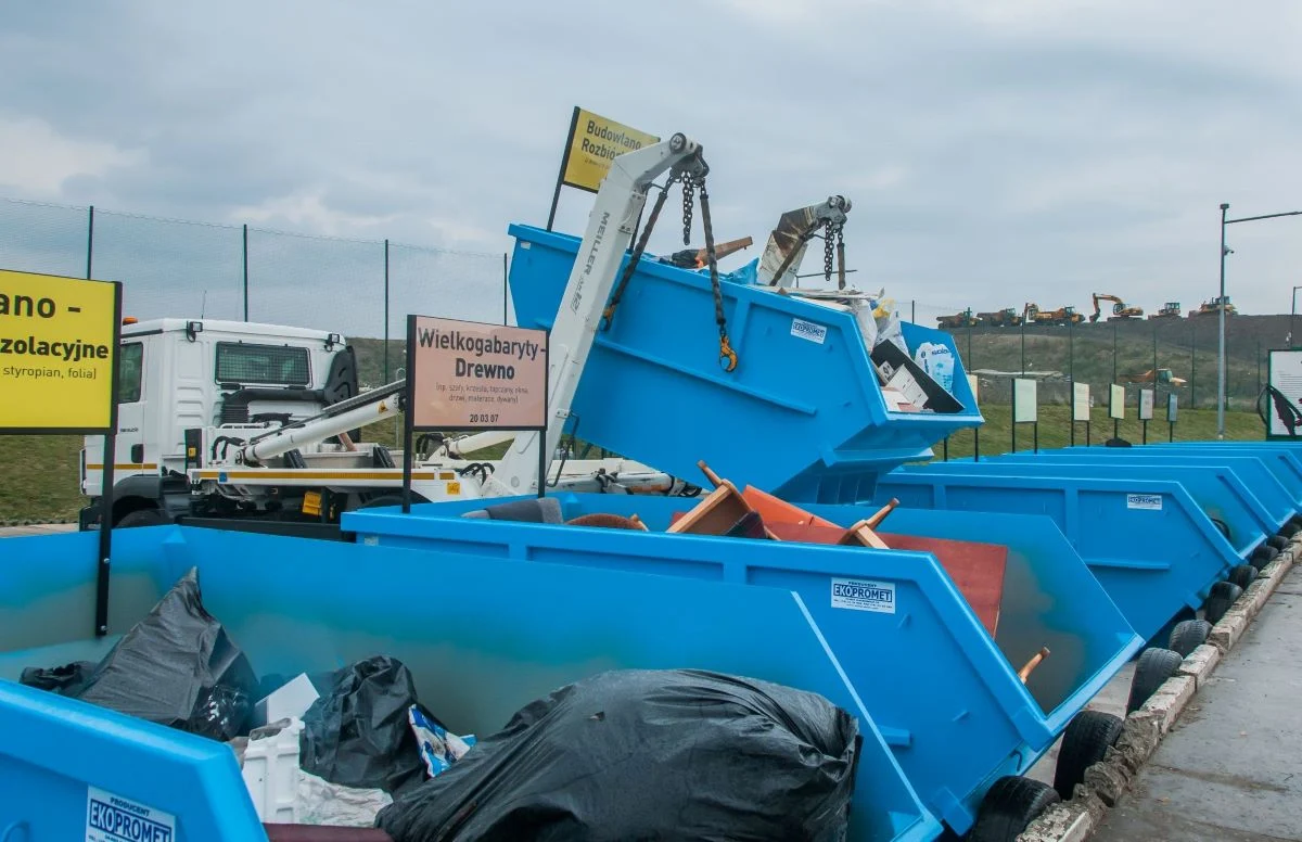 W pasie drogowym w pobliżu obwodnicy znaleziono odpady po remoncie