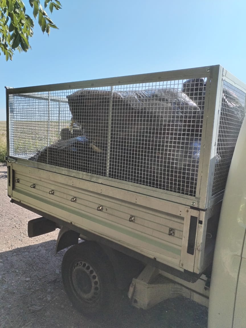 W pasie drogowym w pobliżu obwodnicy znaleziono odpady po remoncie