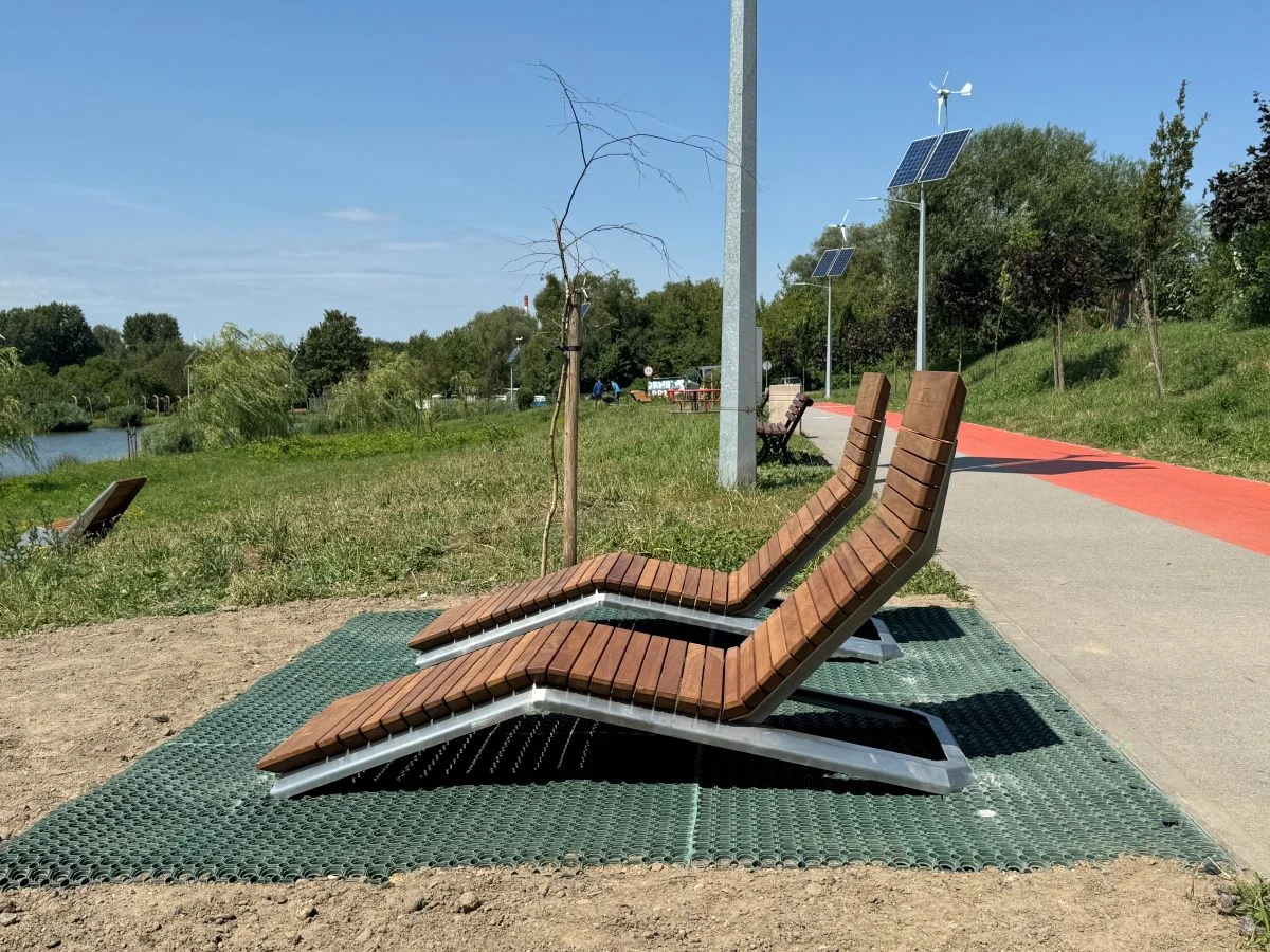 Nowe leżaki zamontowane przy stawie Szachta zapewnią bardziej komfortowy wypoczynek!