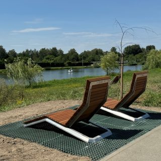 Nowe leżaki zamontowane przy stawie Szachta zapewnią bardziej komfortowy wypoczynek!