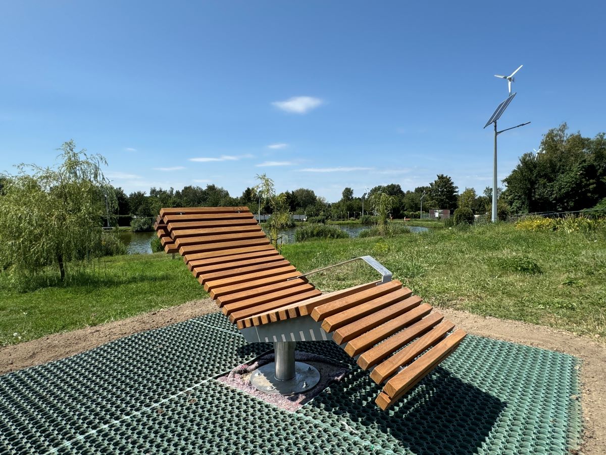 Nowe leżaki zamontowane przy stawie Szachta zapewnią bardziej komfortowy wypoczynek!