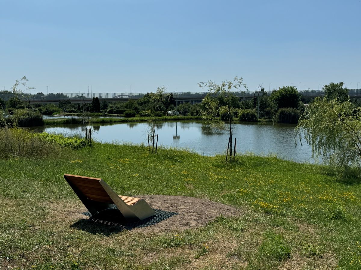 Nowe leżaki zamontowane przy stawie Szachta zapewnią bardziej komfortowy wypoczynek!