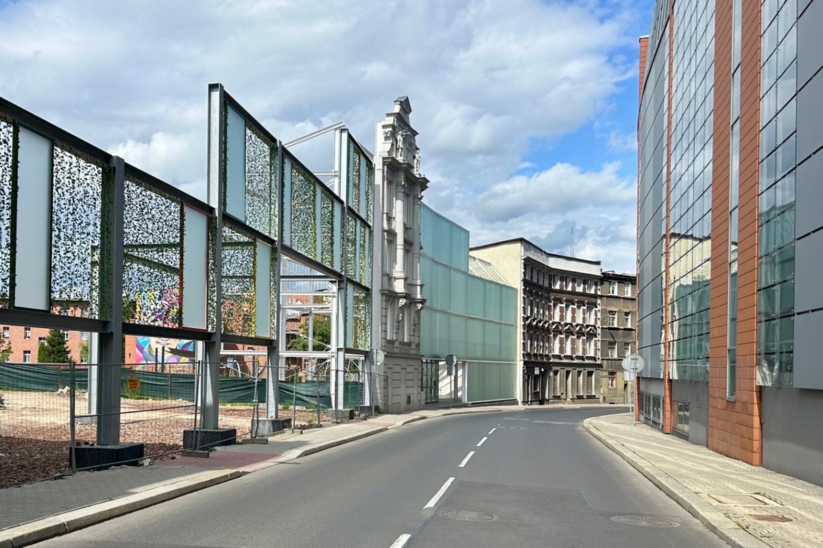 Przestrzeń przy ul. Kwietniewskiego 11 przechodzi przez kolejne roboty