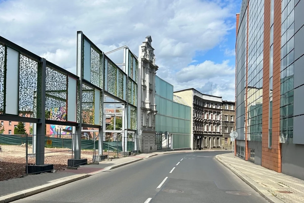 Przestrzeń przy ul. Kwietniewskiego 11 przechodzi przez kolejne roboty