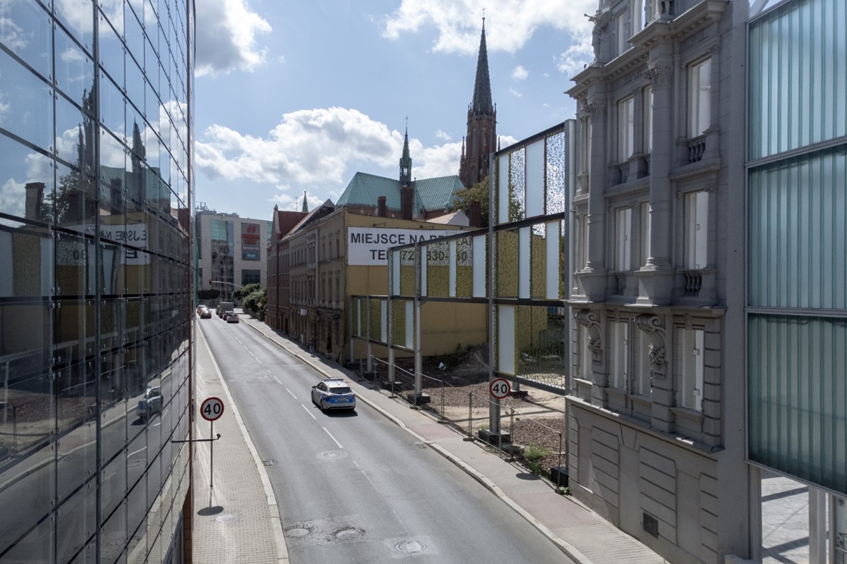 Przestrzeń przy ul. Kwietniewskiego 11 przechodzi przez kolejne roboty