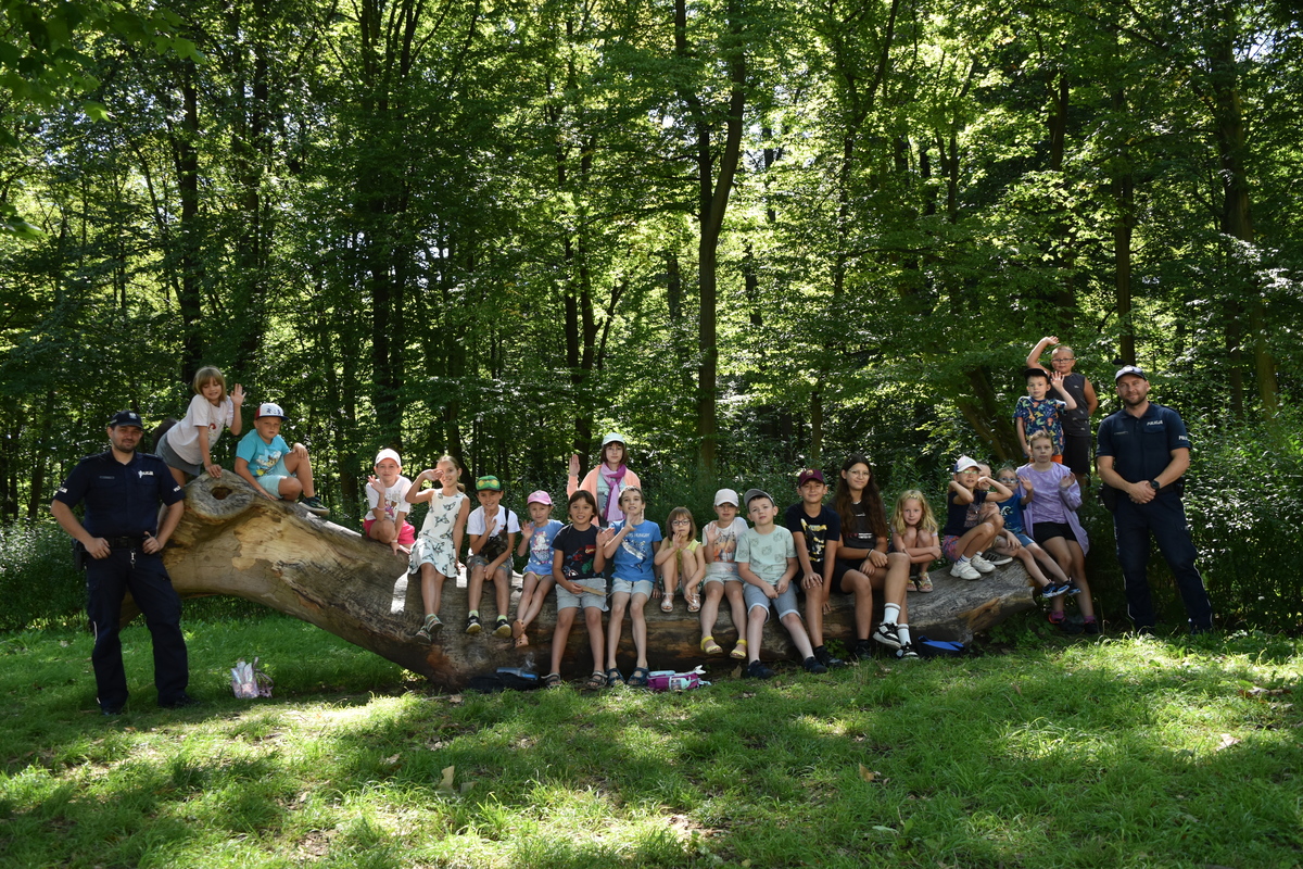 Spotkanie z policją w ramach Becekobusa. Dzielnicowi edukują dzieci o zagrożeniach