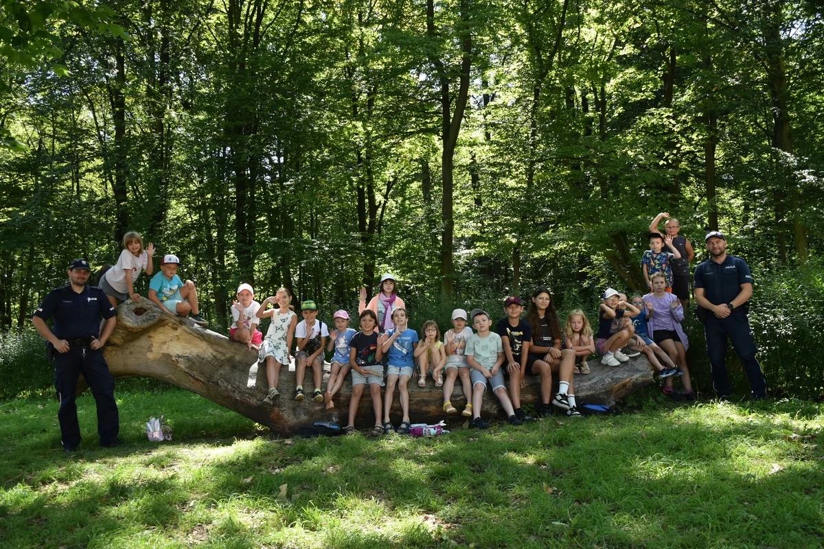 Spotkanie z policją w ramach Becekobusa. Dzielnicowi edukują dzieci o zagrożeniach