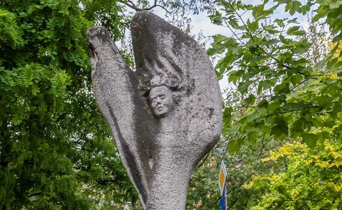 Remont rzeźby Nike przy Alei Legionów w Bytomiu – prace konserwatorskie do końca września