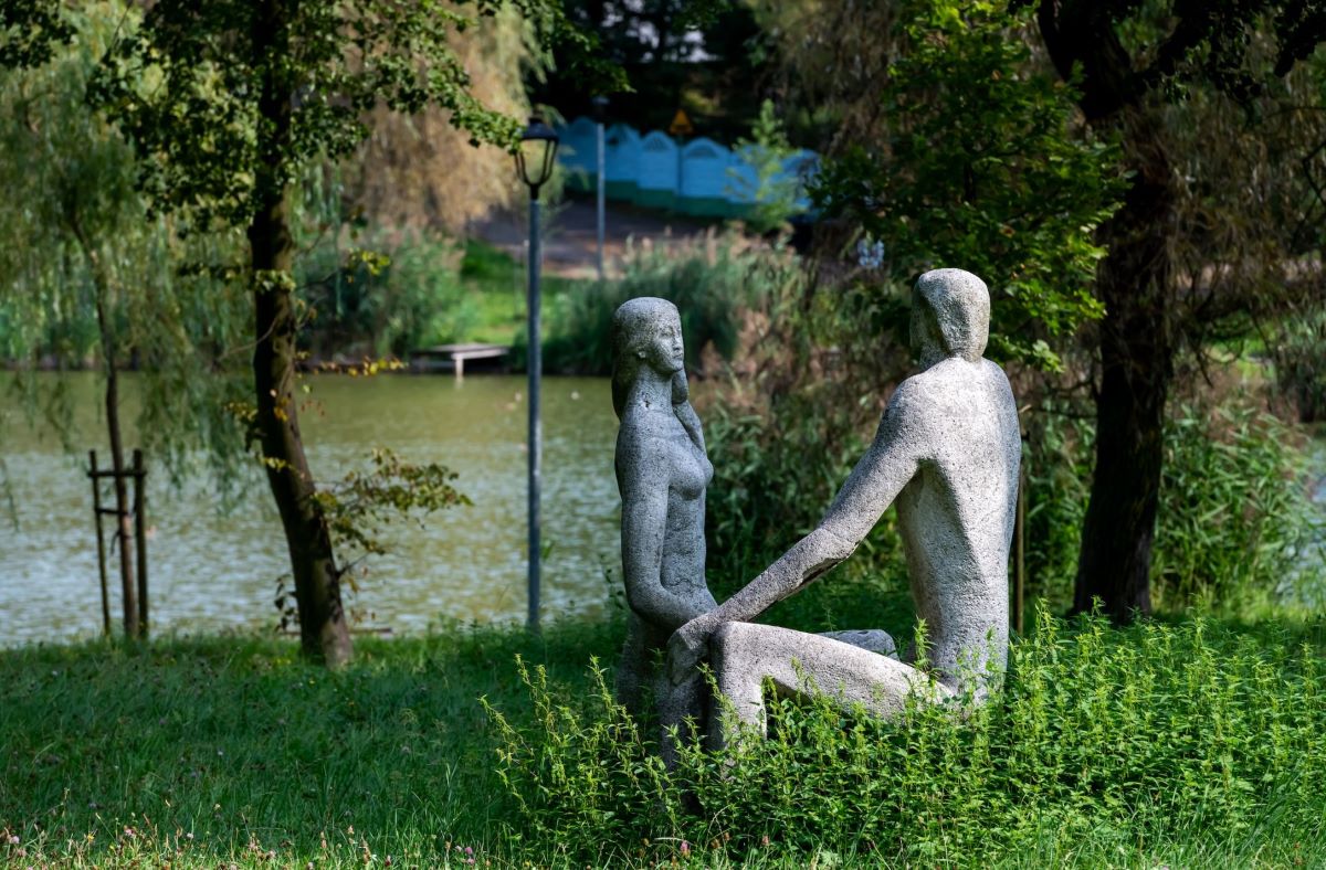 Ikona bytomskiej sztuki w parku zostanie odnowiona – rzeźba „Dwoje” czeka na remont