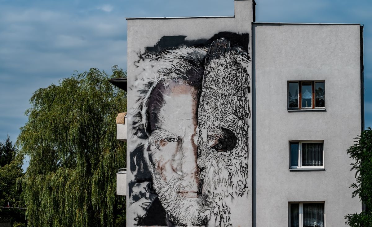 Fani zespołu KAT tworzą w Bytomiu mural ku czci Romana Kostrzewskiego