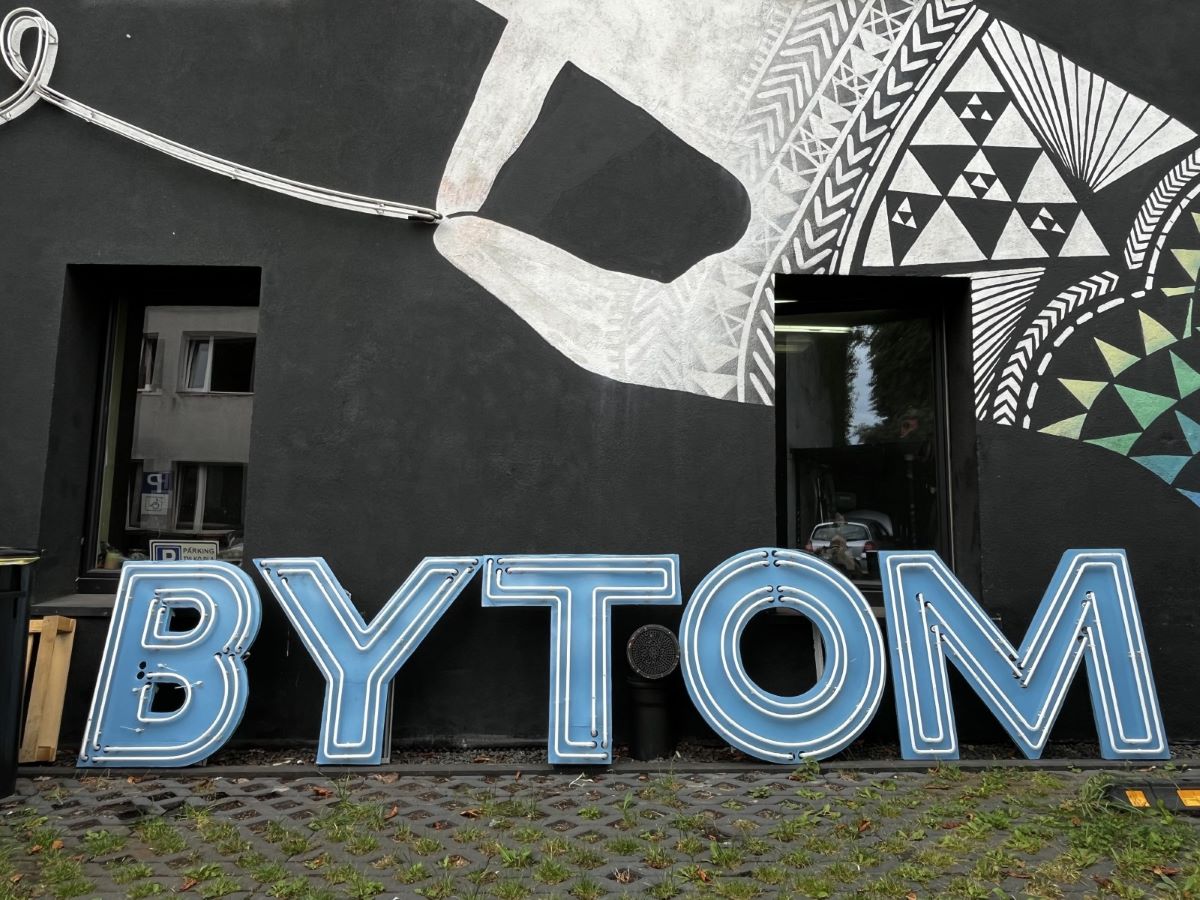 40-letni neon "Bytom" odzyskuje dawny blask dzięki specjalistycznym pracom