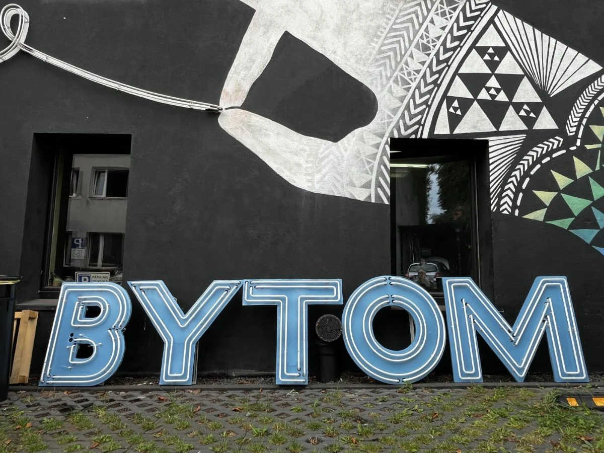 40-letni neon "Bytom" odzyskuje dawny blask dzięki specjalistycznym pracom