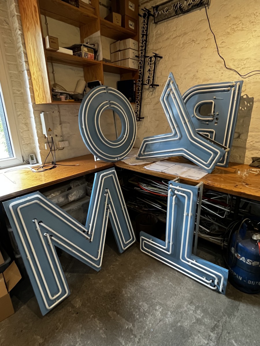 40-letni neon "Bytom" odzyskuje dawny blask dzięki specjalistycznym pracom