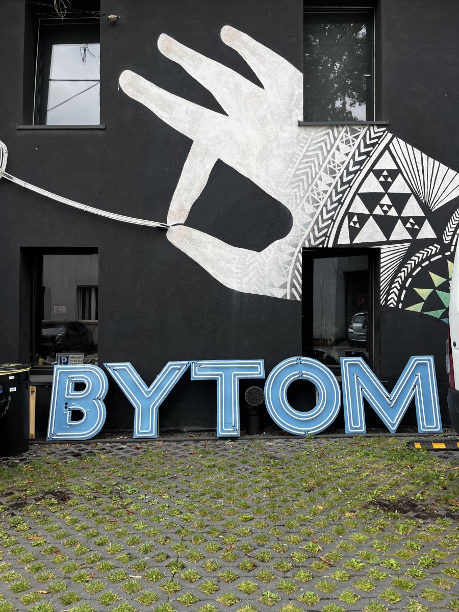 40-letni neon "Bytom" odzyskuje dawny blask dzięki specjalistycznym pracom