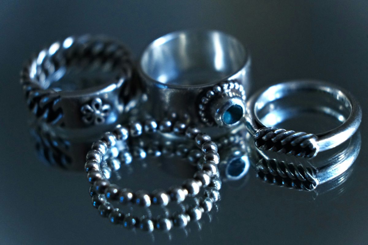 Biżuteria srebrna czy złota? Co lepiej pasuje do Twojego stylu