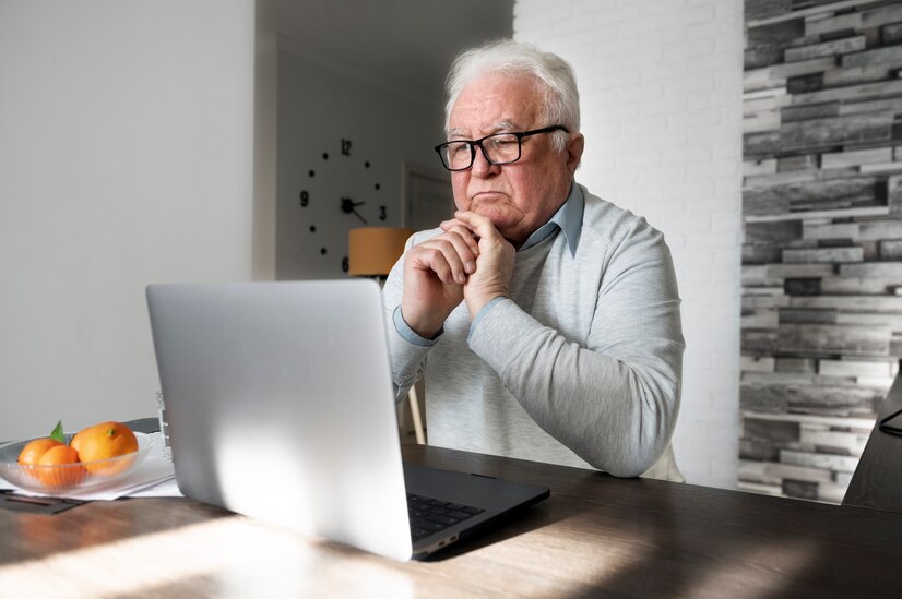 Na co uważać i jak nie dać się okraść w Internecie - przed nami webinarium dla seniorów