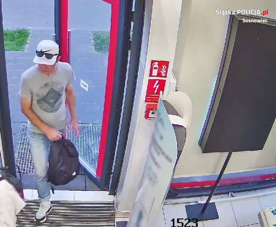 Mężczyzna ukradł perfumy o łącznej wartości blisko 1100 złotych. Policja prosi o pomoc