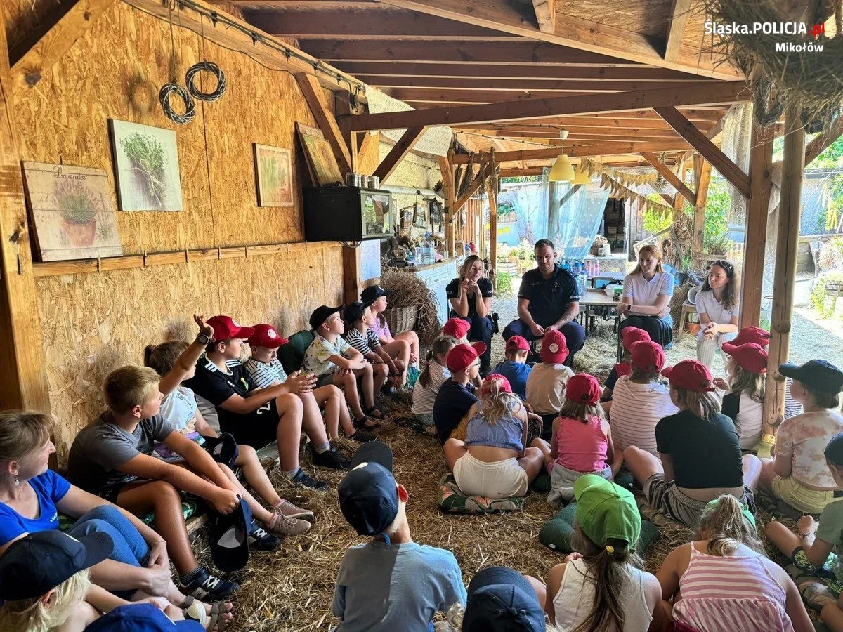 Policja i sanepid uczą bezpieczeństwa na półkoloniach w Mikołowie [FOTO]