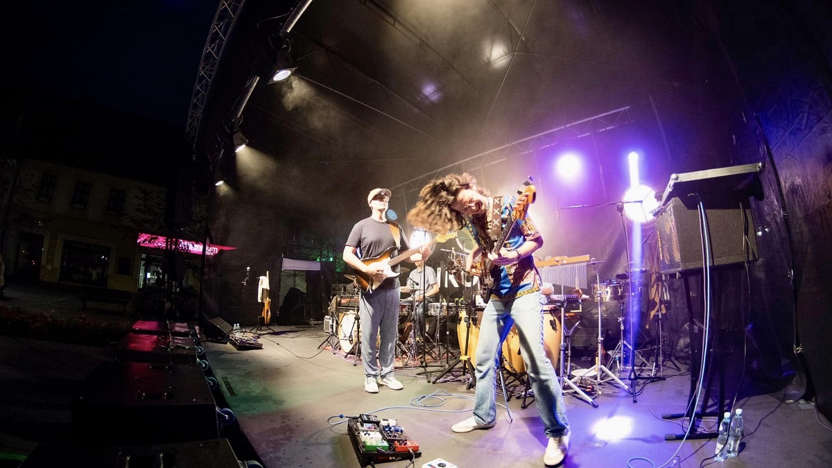 Niezwykły koncert Wojtka Justyny. Muzyczni czarodzieje przepędzili deszcz na Rynku [FOTO]