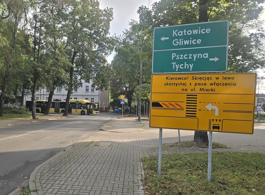 Nowe oznakowania drogowe w Mikołowie. Zmiany przy Rynku i na ul. Żwirki i Wigury